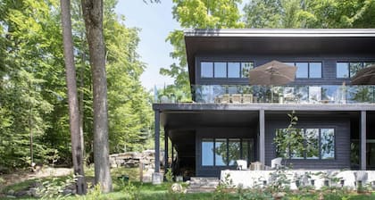 Professionally styled luxurious 4 bdrm 3 bath cottage on Lake Joe!