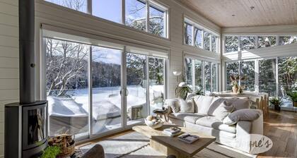 Professionally styled luxurious 4 bdrm 3 bath cottage on Lake Joe!