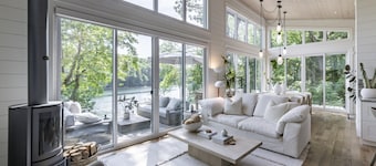 Professionally styled luxurious 4 bdrm 3 bath cottage on Lake Joe!