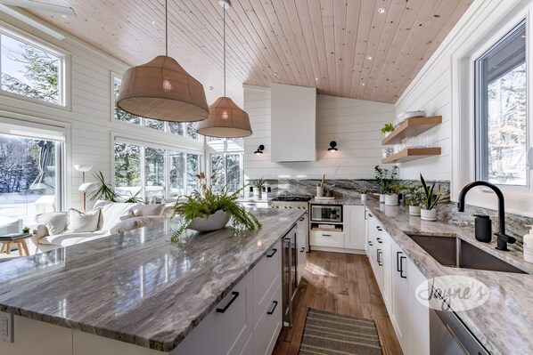 Fridge, kitchen islands - Professionally styled luxurious 4 bdrm 3 bath cottage on Lake Joe! (Port Carling)