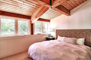 4 bedrooms, iron/ironing board, WiFi, bed sheets - 4 bdrm +loft, 3 bath, Island Property on Lake Muskoka! Beach Hut! Hot tub! (Bracebridge)