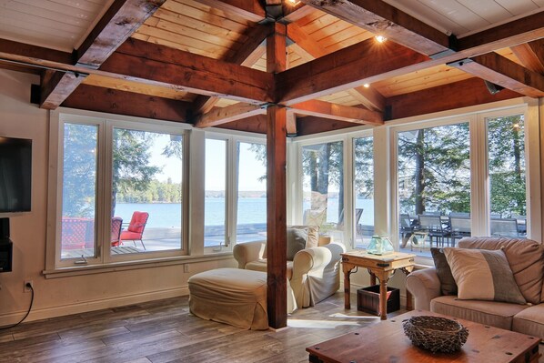 Televisión, chimenea y estéreo