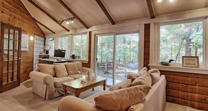 4 bdrm +loft, 3 bath, Island Property on Lake Muskoka! Beach Hut! Hot tub!