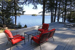 Terrace/patio - 4 bdrm +loft, 3 bath, Island Property on Lake Muskoka! Beach Hut! Hot tub! (Bracebridge)