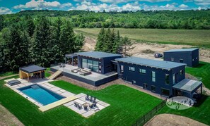 المنشأة من الخارج