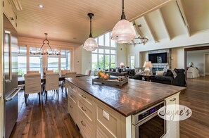 Interior - 6 bdrm, 6 bath Luxury with 230' of frontage on Lake Muskoka! Min to Bracebridge! (Bracebridge)