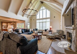 TV, fireplace, table football - 6 bdrm, 6 bath Luxury with 230' of frontage on Lake Muskoka! Min to Bracebridge! (Bracebridge)