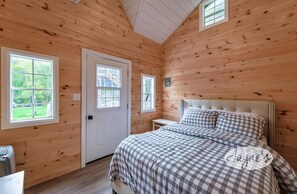 5 bedrooms, free WiFi, bed sheets - Newly renovated, 4 + 1 bdrm, 2 bath, Turtle Lake, Sand Beach, Privacy! (Parry Sound Mid-Shore (Bala))