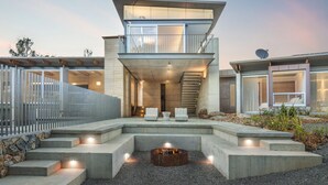 A modern house with a central courtyard, outdoor seating, and a fire pit. - Robinson's Run - The ultimate luxury country retreat (Kangaroo Valley)