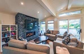 TV, fireplace - 4 bed, 2 bath on Brandy Lake in Port Carling, New Build! (Port Carling)