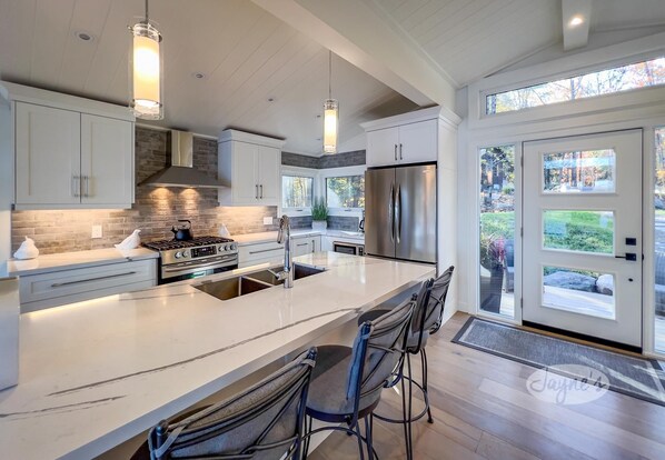 Fridge, microwave, oven, stovetop - 4 bed, 2 bath on Brandy Lake in Port Carling, New Build! (Port Carling)