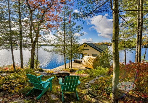 Charming 5bdrm 2bath island cottage on Lake Muskoka! Sunsets! Sauna!
