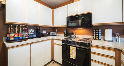 Walk to the village - Pet friendly!! 2 bedroom upstairs unit