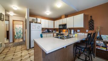 Frigorifero, microonde, forno, piano cottura