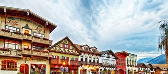 Walk to the village - Pet friendly!! 2 bedroom upstairs unit