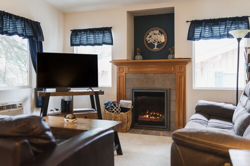 Walk to the village - Pet friendly!! 2 bedroom upstairs unit