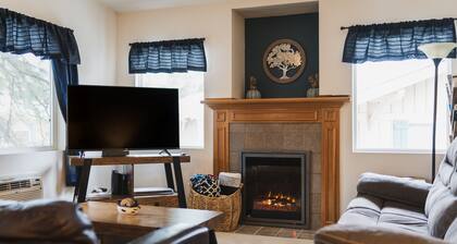 Walk to the village - Pet friendly!! 2 bedroom upstairs unit