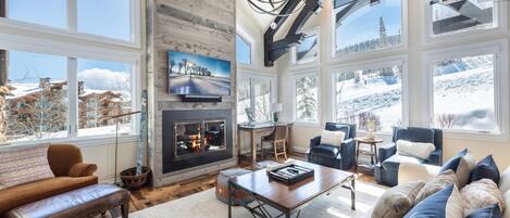 Luxury House | Living room | Fireplace