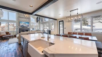 Rumah Mewah | Dapur pribadi | Lemari es besar, microwave, oven, dan kompor