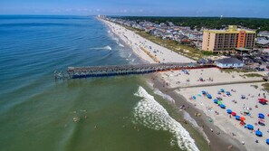 Beach nearby, sun loungers, beach towels - Pelican Landing / Beach Bird Properties - Inside Oceanside Village (Surfside Beach)