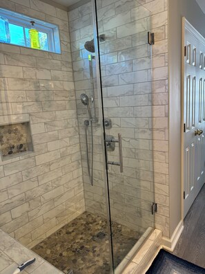 Bathtub, towels, toilet paper - Pelican Landing / Beach Bird Properties - Inside Oceanside Village (Surfside Beach)