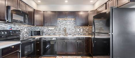 Een koelkast, een magnetron, een oven, een kookplaat