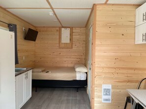 Comfort Cabin | Living area | 37-inch flat-screen TV with satellite channels, TV - Bakers Bungalows (Waskesiu Lake)