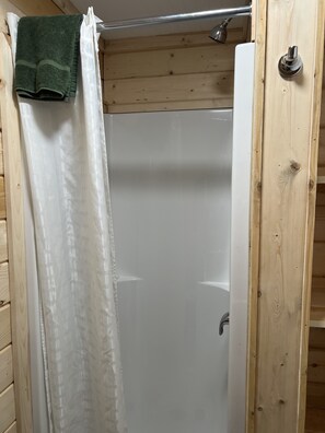 Traditional Cabin | Bathroom | Towels, toilet paper - Bakers Bungalows (Waskesiu Lake)