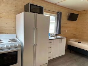 Comfort Cabin | Private kitchen | Full-size fridge, microwave, oven, stovetop - Bakers Bungalows (Waskesiu Lake)
