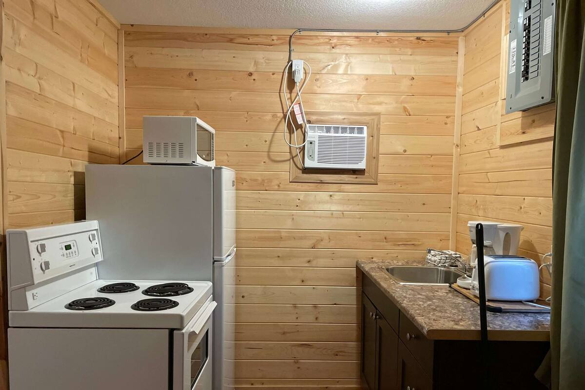 Cabaña Confort | Cocina privada | Cafetera o tetera, frigorífico grande, microondas y horno