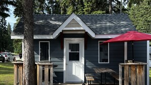 Unclassified image, 5 of 37, button - Bakers Bungalows (Waskesiu Lake)