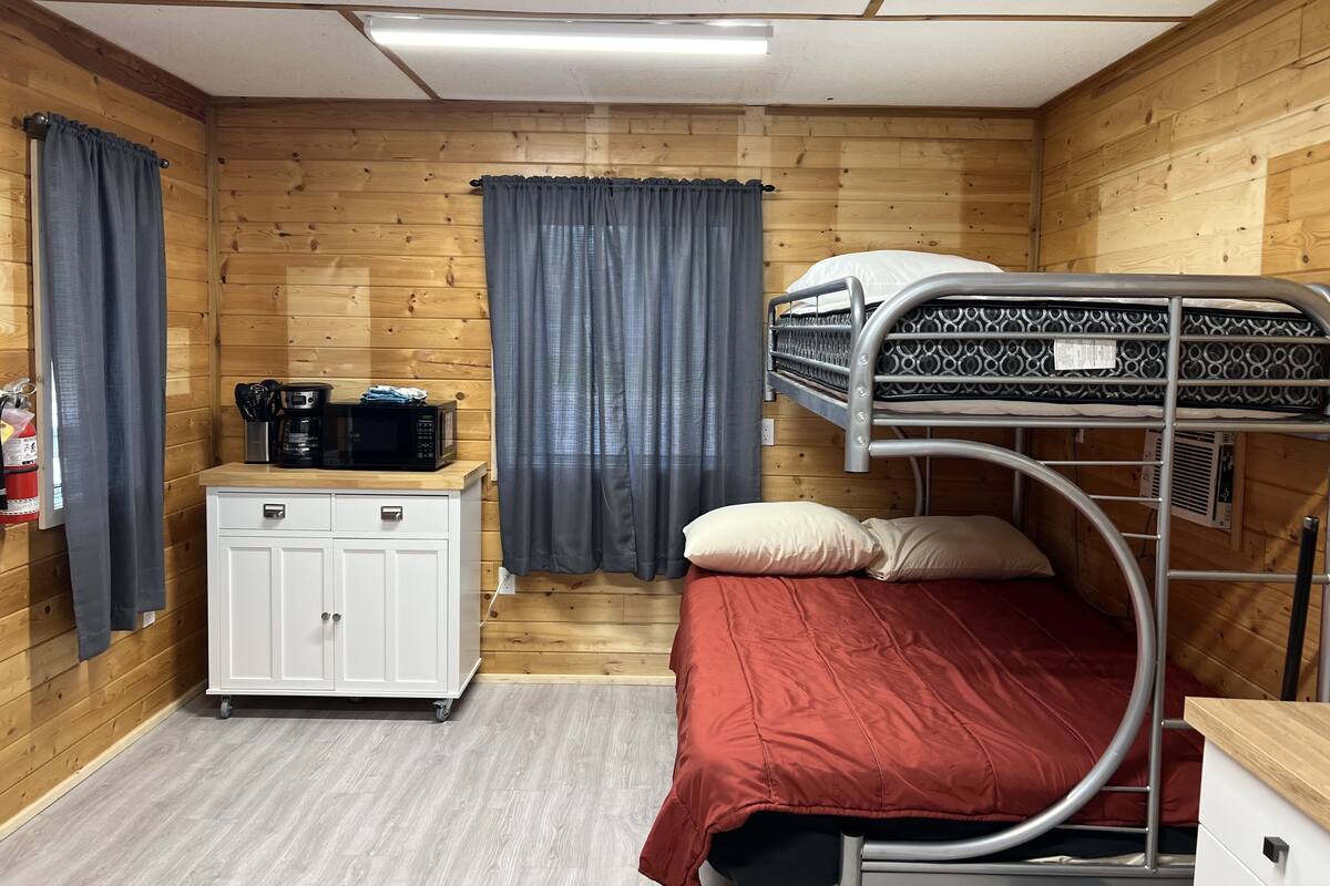 Cabaña tradicional | Cortinas opacas, tabla de planchar con plancha, wifi gratis