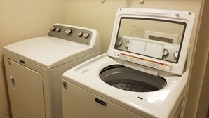 Zona de lavandería con dos lavadoras Maytag y una secadora.