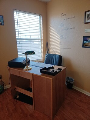 3 bedrooms, desk, iron/ironing board, free WiFi - Welcoming, spacious, and centrally located 3bd/1.5 bath home (Temple)