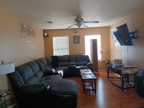 Smart TV, fireplace, printers - Welcoming, spacious, and centrally located 3bd/1.5 bath home (Temple)
