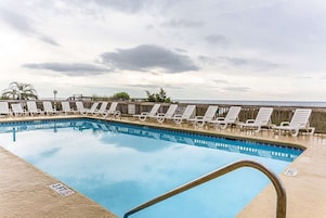 2 outdoor pools