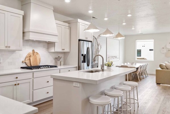 Townhome, 5 Bedrooms | Private kitchen | Fridge, oven, coffee/tea maker, toaster