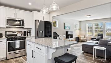 Een koelkast, een magnetron, een oven, een kookplaat