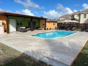Una piscina al aire libre