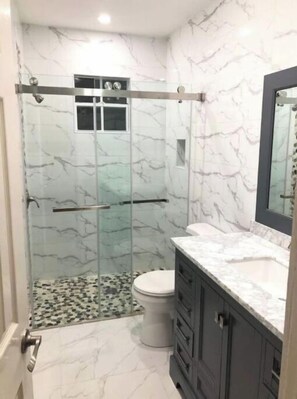 Shower, hair dryer, towels, toilet paper - Large family villa with ocean view and gardens (crosbies)