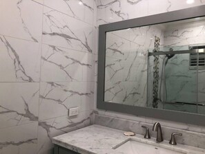 Douche, sèche-cheveux, serviettes fournies, papier toilette