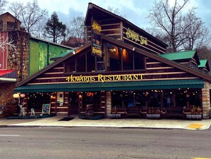 Exterior - Walking distance to restaurants, shopping and the Parkway (#214) (Gatlinburg)