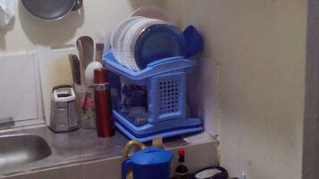 Refrigerador, parrilla de estufa y utensilios de cocina