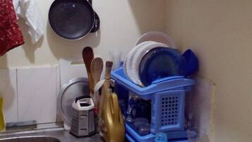 Fridge, stovetop, cookware/dishes/utensils, lobster pot