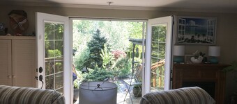 Beautiful Gardens, Outdoor Shower, Hot Tub, Steam Sauna, Cold plunge pool.