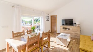 Télévision, table de tennis de table