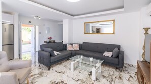 テレビ、卓球台