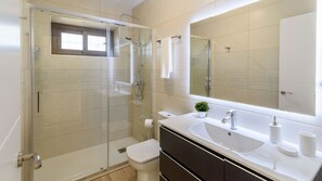 Douche, séchoir à cheveux, serviettes fournies