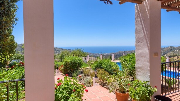 A balcony with a view of the sea, surrounded by potted plants and a swimming pool. - Casa Angelica Cómpeta by Ruralidays (Málaga)