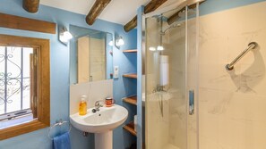Ensemble douche/baignoire, sèche-cheveux